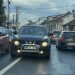 Șoferiță surprinsă pe linia dintre benzi, haos în traficul din Sighet. Imaginea a stârnit revoltă în oraș