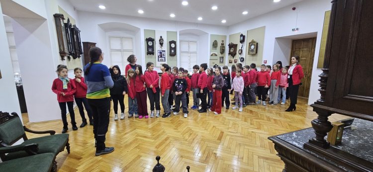 Ceasuri, clepsidre și istorie. Elevii de la Liceul Internațional Baia Mare, exploratori ai timpului la Muzeul Județean de Istorie