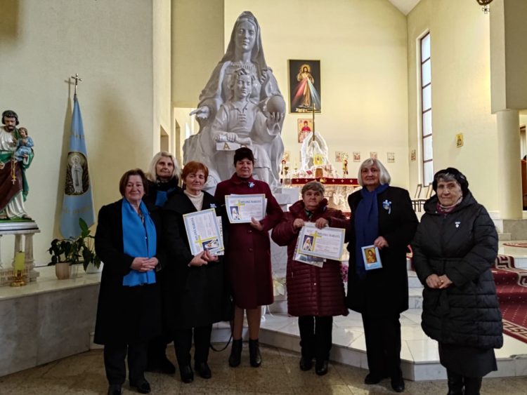 O zi specială în Parohia greco-catolică Sfântul Anton din Baia Mare. Trei noi membre în Reuniunea Mariană