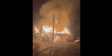 Dezastru total în pragul Sărbătorilor de Iarnă pentru un crescător de cai: casa, anexele și grajdul au fost mistuite de flăcări
