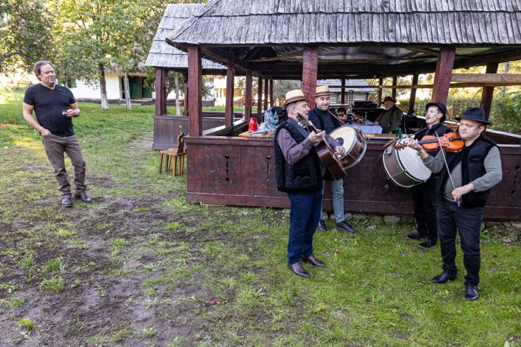 Charley Ottley, realizatorul „Wild Carpathia”, devine oficial cetățean român. Legături puternice cu Maramureșul și cu promovarea României autentice