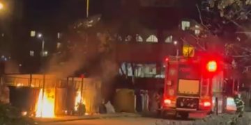 VIDEO: Incendiu de proporții. Ard tomberoanele ca niște torțe