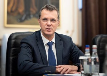 Ministrul Apărării, Ionuț Moșteanu, prins cu CV falsificat. Universitatea Athenaeum neagă că l-ar fi avut student…