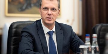 Ministrul Apărării, Ionuț Moșteanu, prins cu CV falsificat. Universitatea Athenaeum neagă că l-ar fi avut student…