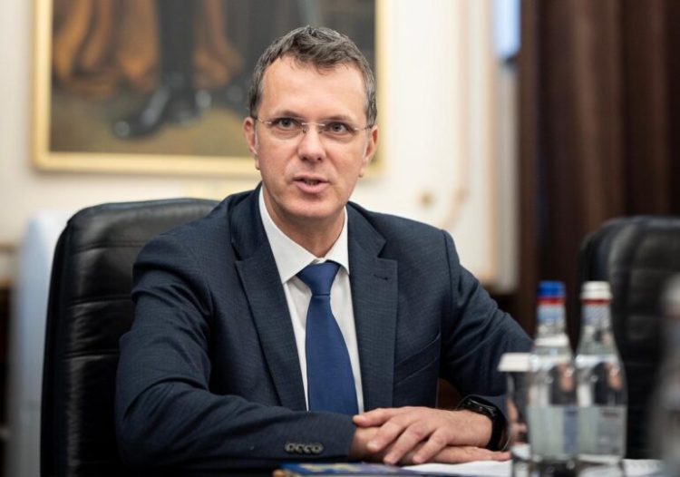 Ministrul Apărării, Ionuț Moșteanu, prins cu CV falsificat. Universitatea Athenaeum neagă că l-ar fi avut student…