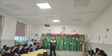 Școala Gimnazială Lăpuș. Informații privind faptele comise cu violență, transmise de polițiști atât elevilor, cât și părinților