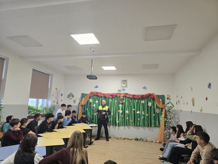 Școala Gimnazială Lăpuș. Informații privind faptele comise cu violență, transmise de polițiști atât elevilor, cât și părinților