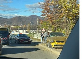 Coliziune între două autoturisme la Groși – foto