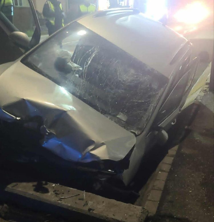 Tragedie în Berbești. Un tânăr de 22 de ani și-a pierdut viața după ce s-a izbit cu mașina de un podeț – FOTO