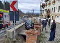 ACCIDENT LA DĂNEȘTI – ȘOFER PROIECTAT CU MAȘINA ÎNTR-UN PODEȚ, O PERSOANĂ ÎNCARCERATĂ
