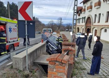 ACCIDENT LA DĂNEȘTI – ȘOFER PROIECTAT CU MAȘINA ÎNTR-UN PODEȚ, O PERSOANĂ ÎNCARCERATĂ