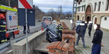 ACCIDENT LA DĂNEȘTI – ȘOFER PROIECTAT CU MAȘINA ÎNTR-UN PODEȚ, O PERSOANĂ ÎNCARCERATĂ