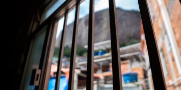 Minor din Sighetu Marmației, arestat la domiciliu după o serie de furturi din autoturisme