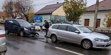 Coliziune între două autoturisme pe str. Vasile Lucaciu din Baia Mare – foto