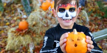 Să nu uităm cine suntem. Despre povești, costume și tradiții pierdute…