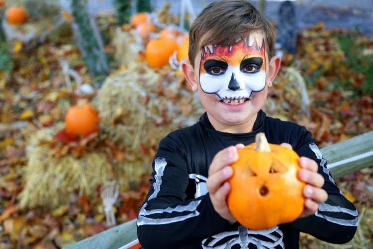 Să nu uităm cine suntem. Despre povești, costume și tradiții pierdute…