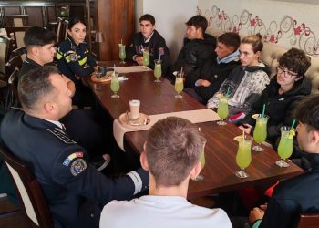 „La limonadă cu un polițist”, dialog între tinerii din Baia Sprie și oamenii legii