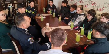 „La limonadă cu un polițist”, dialog între tinerii din Baia Sprie și oamenii legii