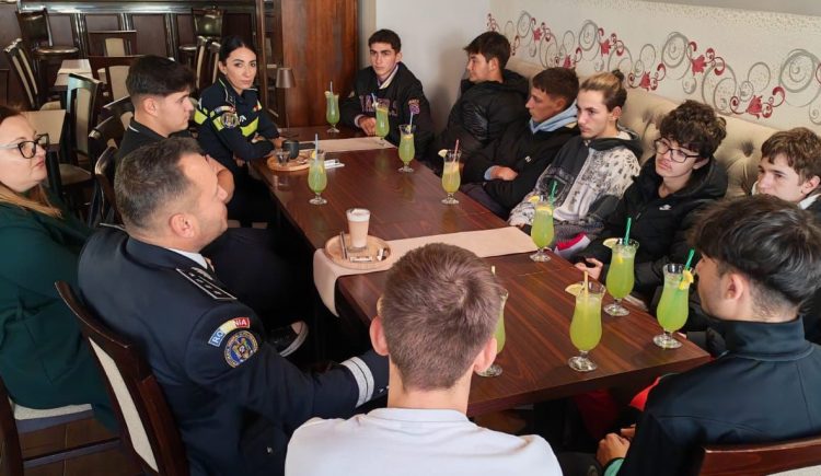 „La limonadă cu un polițist”, dialog între tinerii din Baia Sprie și oamenii legii