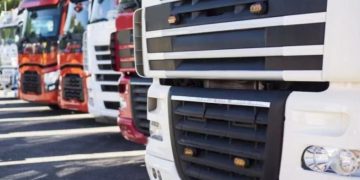 Furt de la un supermarket din Baia Mare. Doi tineri identificați de polițiști, unul a ajuns în arest