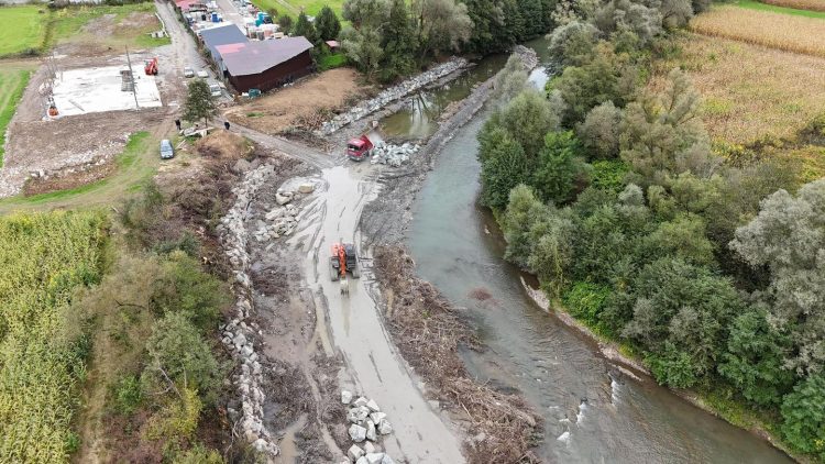 Lucrările de consolidare a malului drept al râului Lăpuș, finalizate în Târgu Lăpuș