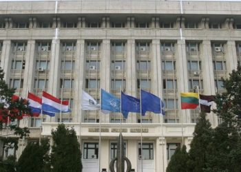 Moșteanu a demisionat din fruntea Ministerului Apărării, după scandalul privind studiile sale. Trei nume sunt deja vehiculate pentru a prelua portofoliul Apărării 