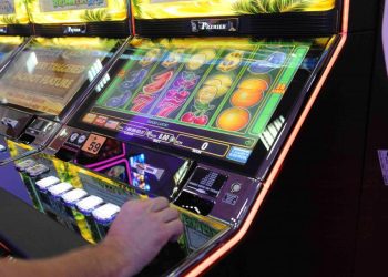 Tinerii sub 21 de ani, interzis la păcănele – proiect de lege