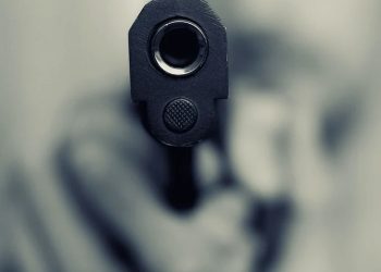 Scandal într-un local din Vișeu de Sus. Un tânăr de 18 ani care a tras cu o armă neletală a fost reținut