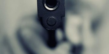 Scandal într-un local din Vișeu de Sus. Un tânăr de 18 ani care a tras cu o armă neletală a fost reținut