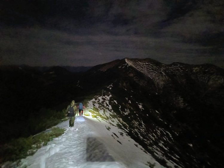 Munții Maramureșului, din nou martorii unei misiuni extreme. Salvamont a salvat doi tineri ucraineni blocați în Șaua Strunga