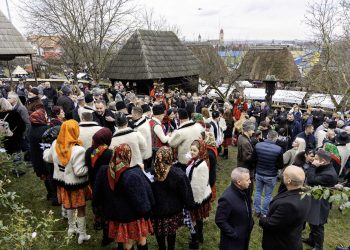 Crăciun în Maramureș înseamnă tradiții vii, comunități unite și mii de colindători veniți la Muzeul Satului din Baia Mare