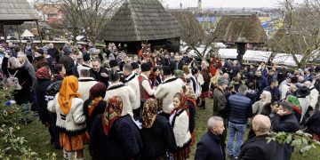 Crăciun în Maramureș înseamnă tradiții vii, comunități unite și mii de colindători veniți la Muzeul Satului din Baia Mare