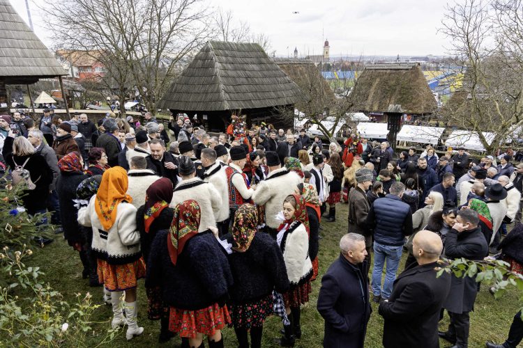 Crăciun în Maramureș înseamnă tradiții vii, comunități unite și mii de colindători veniți la Muzeul Satului din Baia Mare