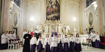 În Biserica romano-catolică Sfânta Treime din Baia Mare au fost prezentați copiii care vor primi Prima Împărtășanie în 2026