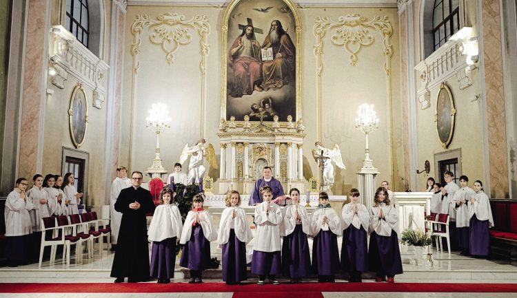 În Biserica romano-catolică Sfânta Treime din Baia Mare au fost prezentați copiii care vor primi Prima Împărtășanie în 2026