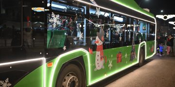 Autobuzul lui Moș Crăciun pornește la drum în Sighetu Marmației 
