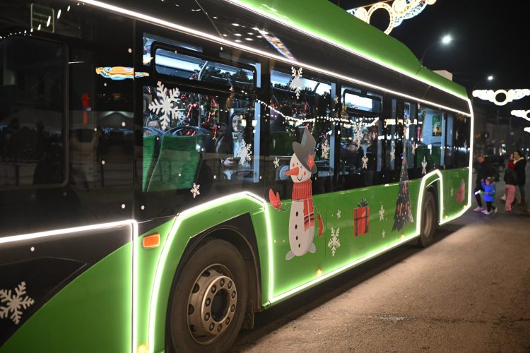 Autobuzul lui Moș Crăciun pornește la drum în Sighetu Marmației 