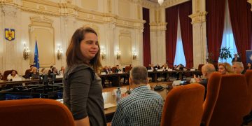 FOTO: Tânără maramureșeancă din sistemul social de protecție, premiată în Senatul României