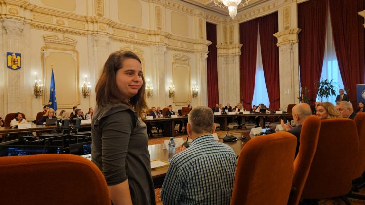 FOTO: Tânără maramureșeancă din sistemul social de protecție, premiată în Senatul României
