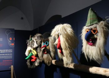 Măști tradiționale din Maramureș, expuse la Muzeum regionu Valašsko din Vsetín