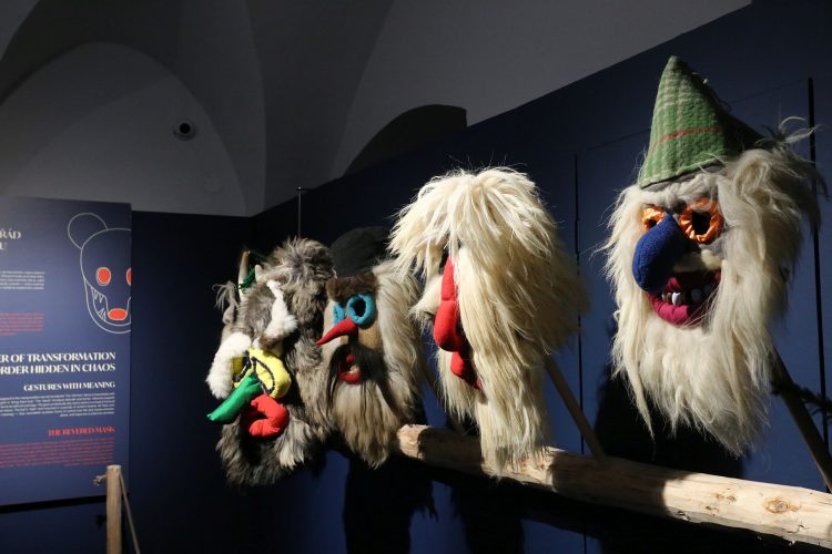 Măști tradiționale din Maramureș, expuse la Muzeum regionu Valašsko din Vsetín