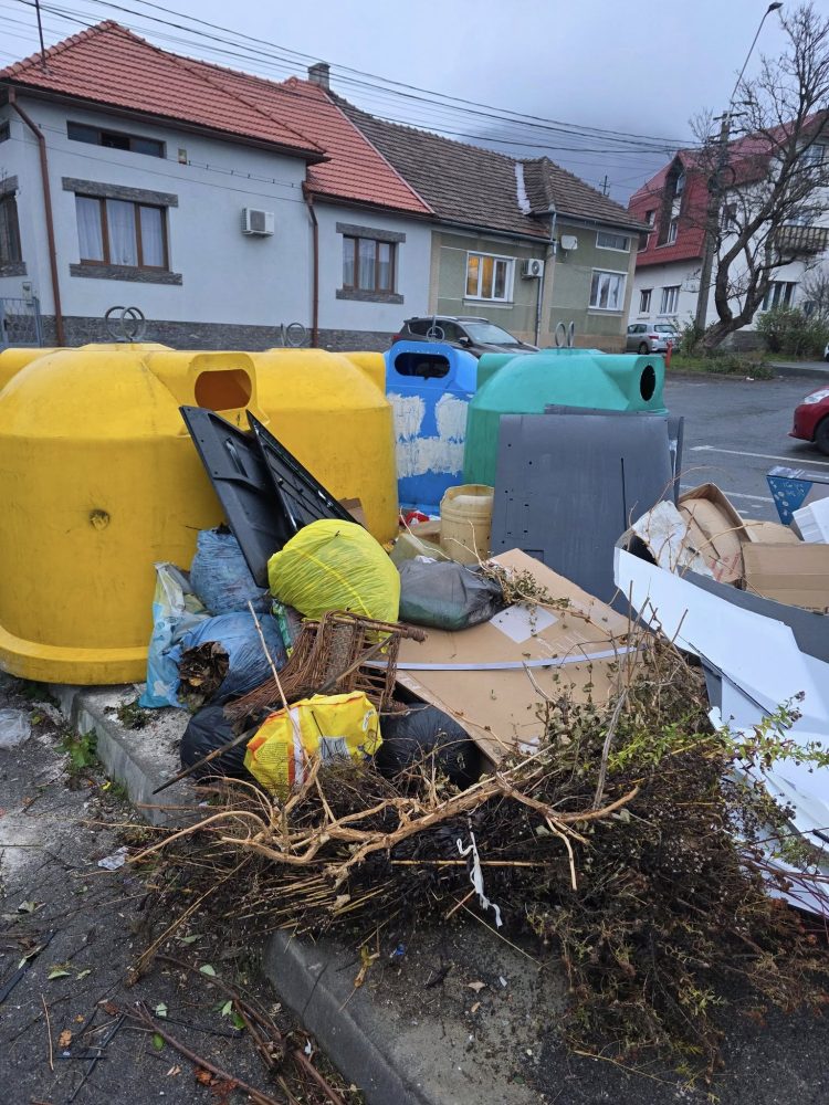 Rampă de gunoi improvizată în Centrul Vechi al orașului