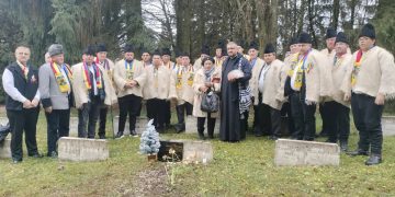 Omagiu adus Eroilor Români îngropați în Cimitirul din Zvolen, Slovacia, de către Corul bărbătesc din Finteușu Mare