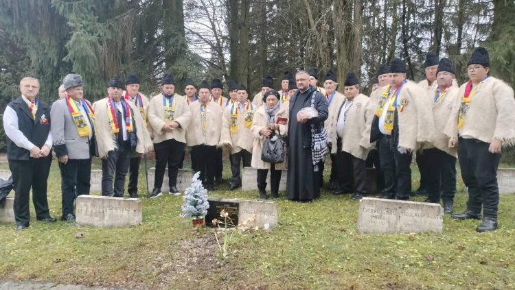 Omagiu adus Eroilor Români îngropați în Cimitirul din Zvolen, Slovacia, de către Corul bărbătesc din Finteușu Mare