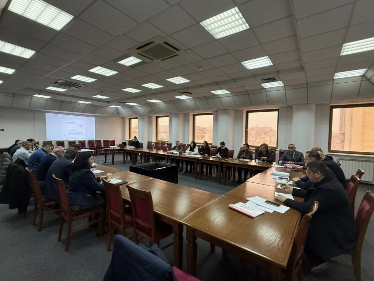 Maramureșenii își cer drepturile! Cu dosarul de întabulare la Prefectură