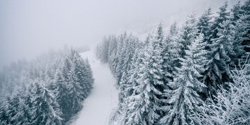 VIDEO: Dacă nu este zăpadă, facem! Pârtia din Maramureș unde tunurile de zăpadă lucrează din plin!
