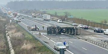Accident cumplit pe autostradă. Salvatorii au spart geamul cabinei cu mâinile goale ca să salveze șoferul