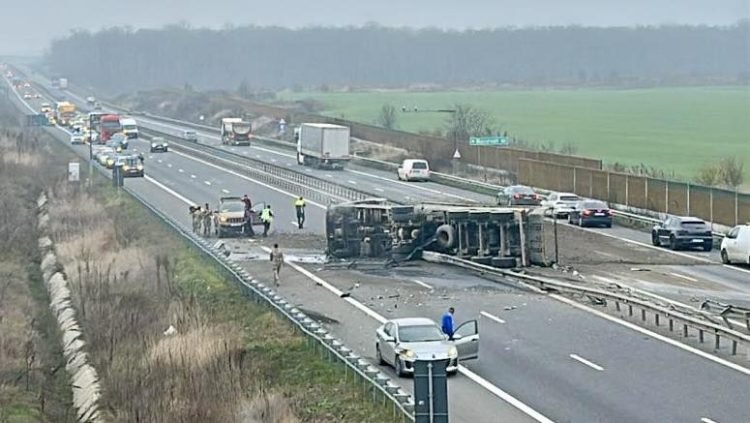 Accident cumplit pe autostradă. Salvatorii au spart geamul cabinei cu mâinile goale ca să salveze șoferul