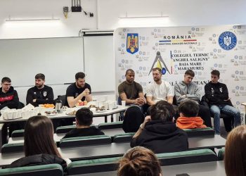 FOTO: Moment special la Liceul Tehnologic „Anghel Saligny”. Elevii clasei de handbal au avut o surpriză de proporții