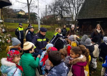 Polițiștii îi așteaptă pe cei peste 3.000 de copii care s-au anunțat cu colindul la Crăciun în Satu’ de pe Deal 